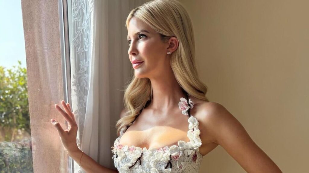 Ivanka Trump Wows en Oscar de la Renta Mini Dress para celebrar la ‘historia de amor’ de Jeff Bezos y Lauren Sánchez
