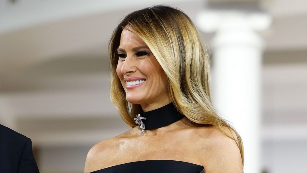 Melania Trump sale con un traje de falda marfil y tacones de mezclilla en una excursión de alto perfil Melania Trump sale con un traje de falda marfil y tacones de mezclilla en una excursión de alto perfil