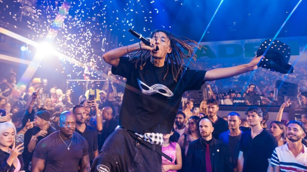 Jaden Smith ilumina la Semana de Natación de Miami con un rendimiento electrizante