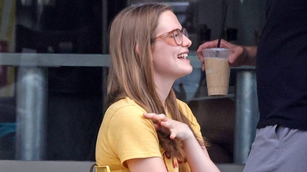 Violet Affleck disfruta del verano en un aspecto relajado y una bolsa vintage