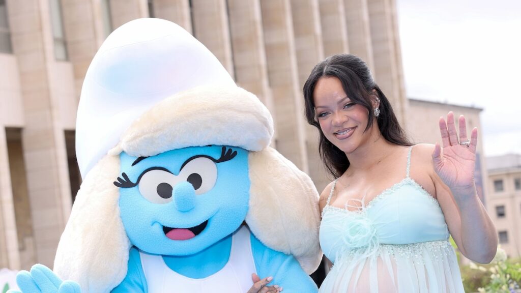 Rihanna muestra su bulto de bebé en el estreno de Smurfs.
