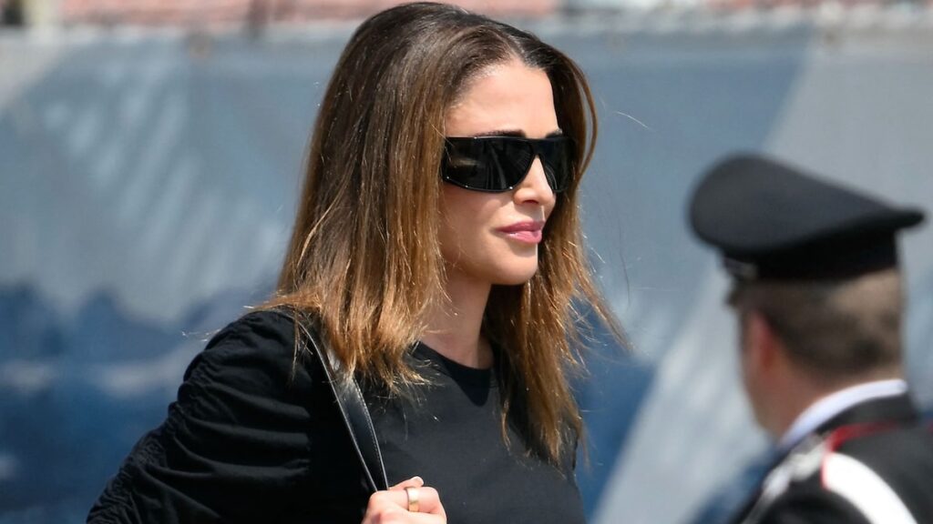 La reina Rania de Jordan llega a Venecia antes de la boda llena de estrellas de Jeff Bezos y Lauren Sánchez