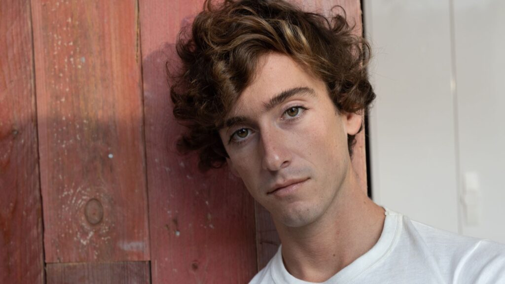 El nuevo álbum y debut cinematográfico de Guitarricadelafuente explora un viaje poético de identidad, autodescubrimiento y anhelo