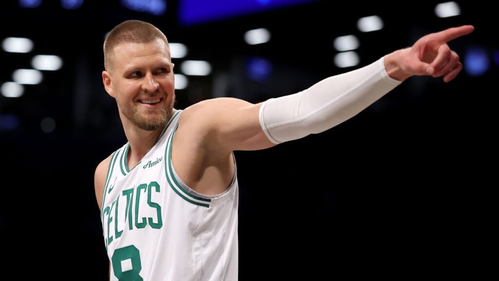 Kristaps Porzingis, Enviado A Hawks en Intercambio de Tres Equipos