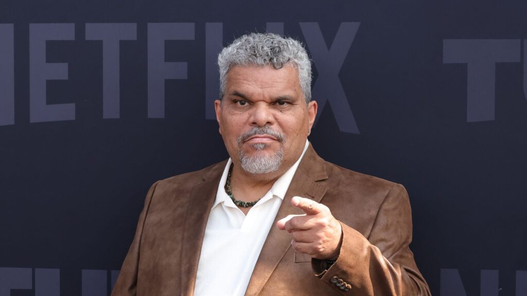 La estrella de ‘Miércoles’, Luis Guzmán, honra sus raíces como rey del desfile del Día Puerto Rico