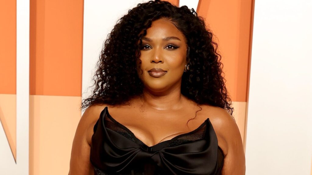 Lizzo muestra una impresionante transformación de pérdida de peso en minidresa y corset negro