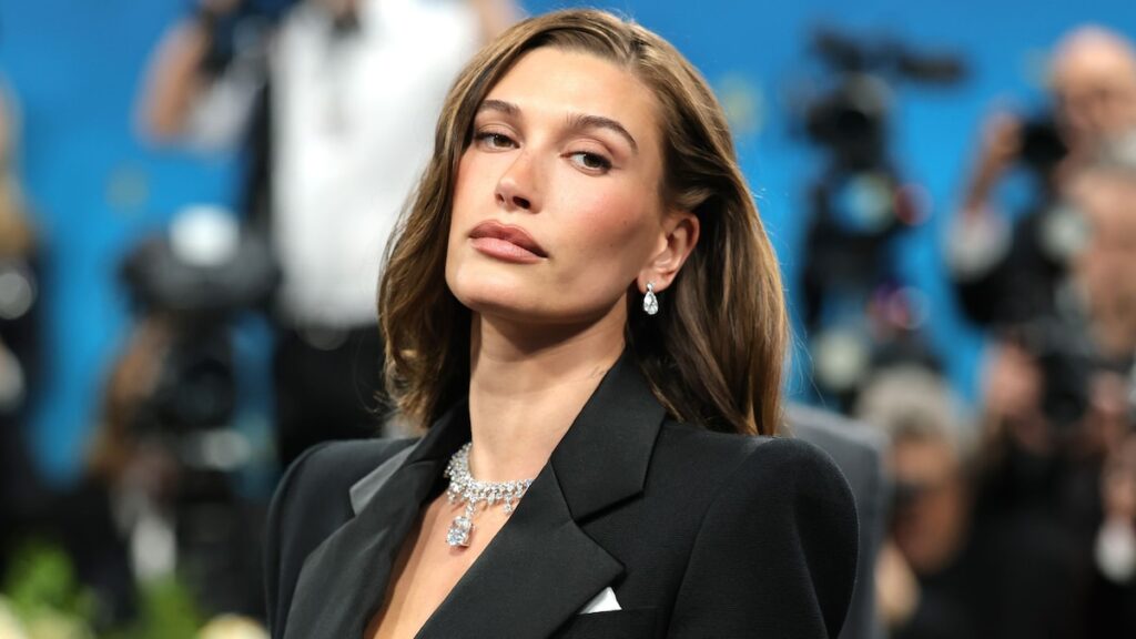 Hailey Bieber muestra sus curvas en bikini blanco mientras los rumores de matrimonio con Justin intensifican