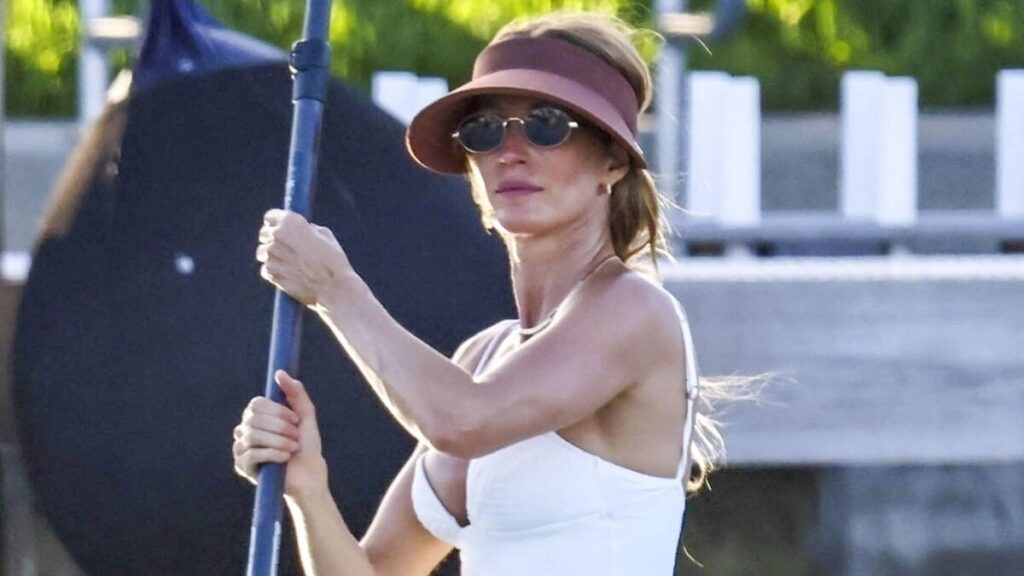Gisele Bündchen muestra su brillo posterior al embarazo mientras paddleboard con amigos