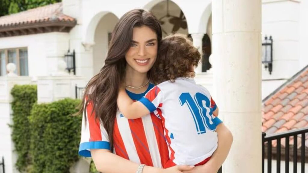 Nadia Ferreira derrite los corazones Twinning with Baby Marquito en la Albirroja Jerseys
