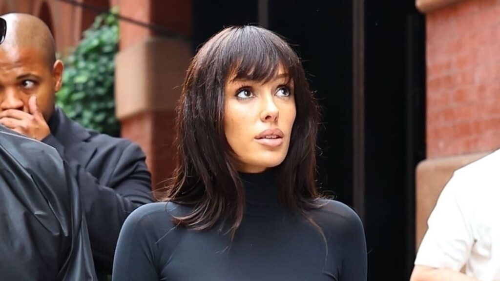 Bianca Censori aturde en un conjunto negro apretado mientras pasa el día con sus hermanastros