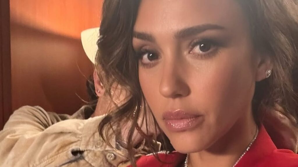 Jessica Alba hace una aparición sorpresa en un nuevo video musical de Katseye
