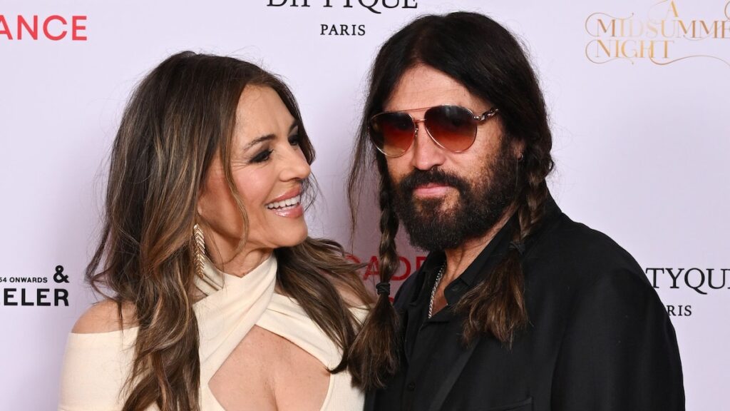 Elizabeth Hurley y Billy Ray Cyrus hicieron una exhibición herida durante la salida de Londres