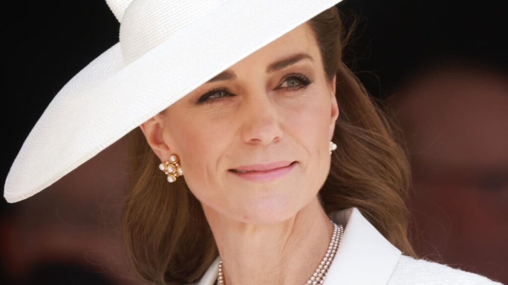 La princesa de Gales es el epítome de la elegancia en el vestido y las perlas repetidas