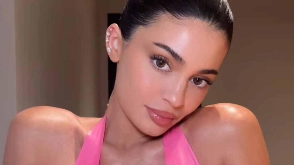 Kylie Jenner aturdir a los fanáticos con un vestido de látex de color rosa fuerte sexy y audaz
