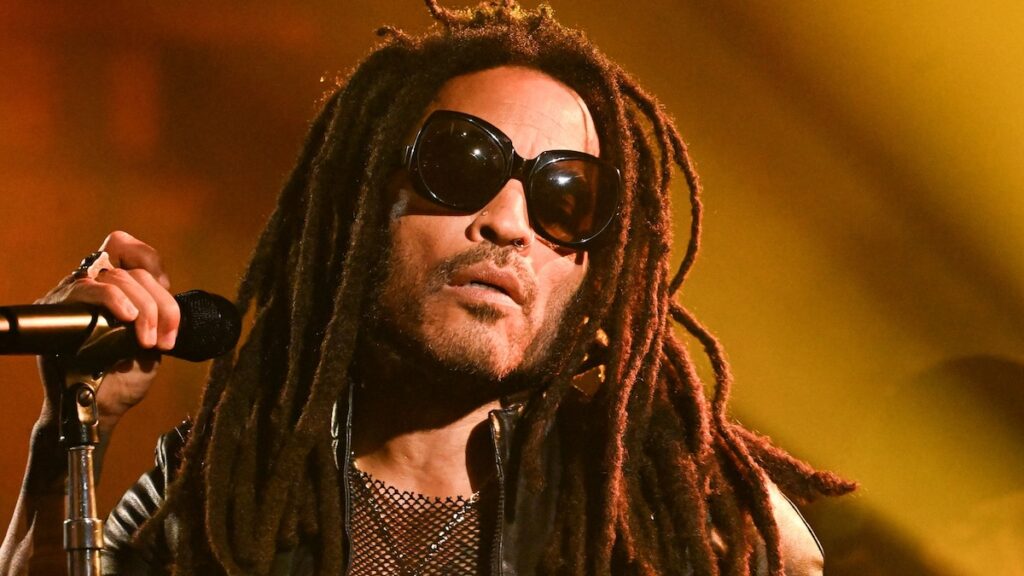 Lenny Kravitz Tributes Funk Legend Sly Stone con un solo de guitarra