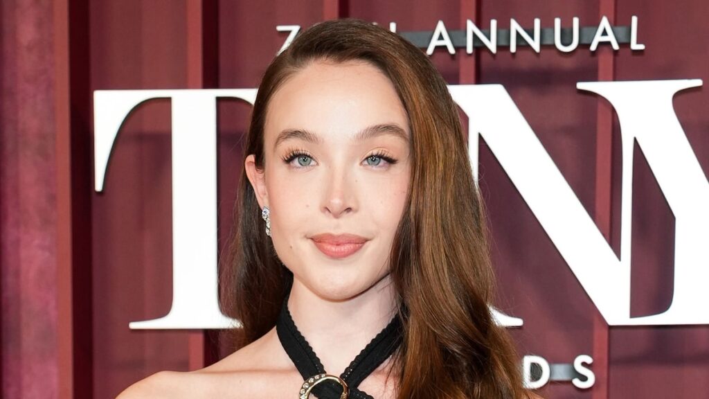 La hija de Annette Bening y Warren Beatty aturde en los Premios Tony