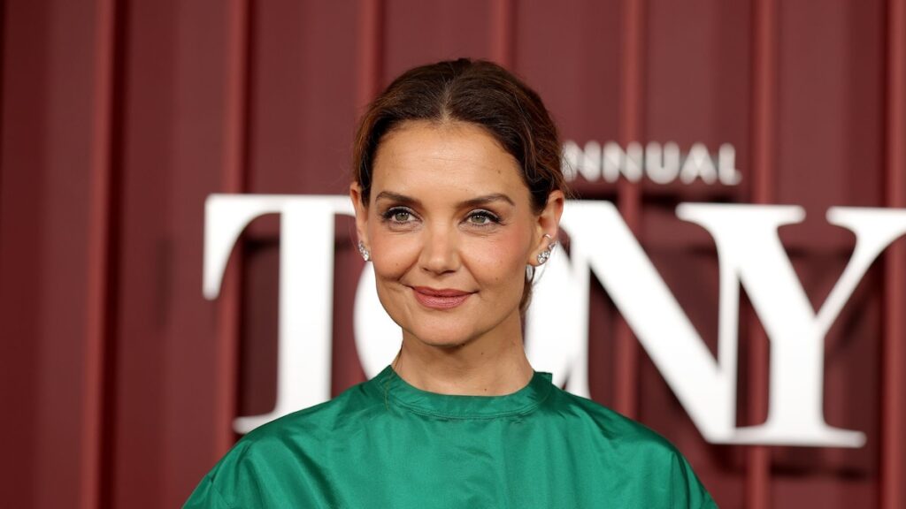 Katie Holmes se puso la cabeza con falda de satén rosa y top verde esmeralda: ‘Elphaba se encuentra con Glinda’