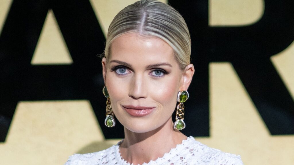 La sobrina de la princesa Diana, Lady Kitty Spencer, lleva a su hija al lugar famoso del querido programa de televisión