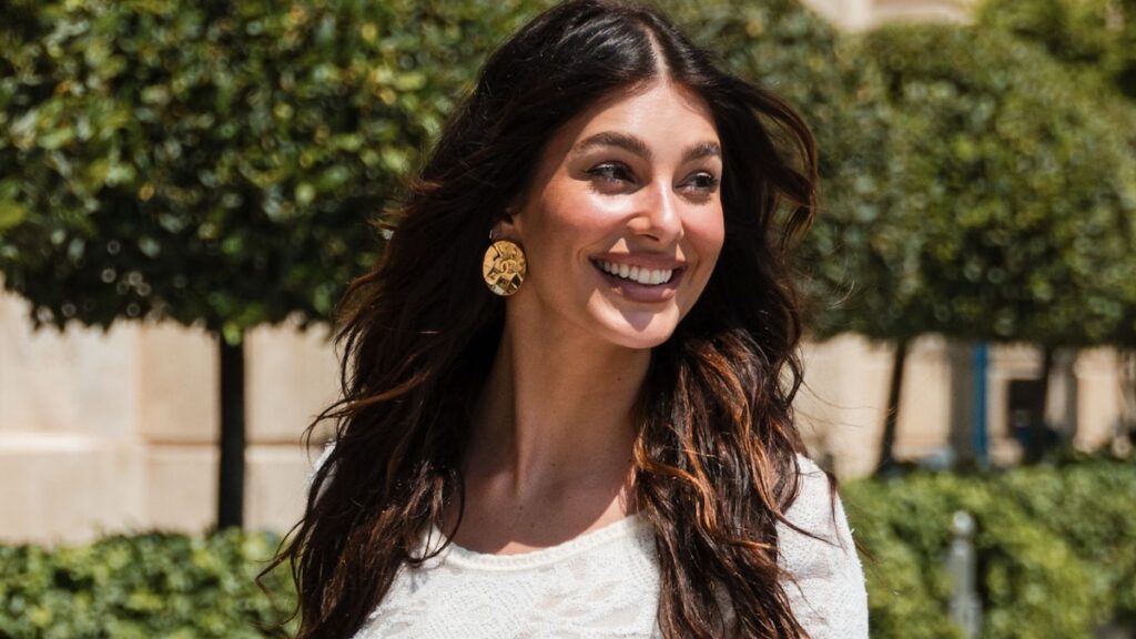 Camila Morrone es un vestido de seda con encaje negro en el estreno de su nueva película en Nueva York