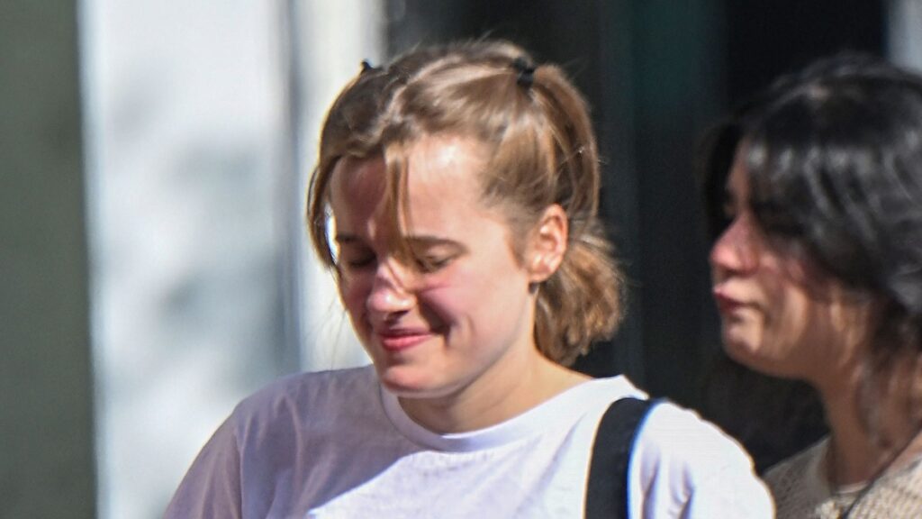 Vivienne Jolie-Pitt es mayor que está haciendo recados en Nueva York