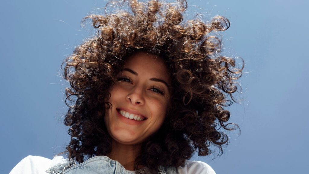 10 cortes de pelo rizados perfectos para el verano