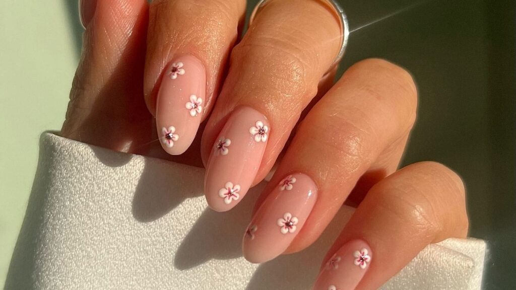Cómo usar la manicura floral más buscada de la temporada