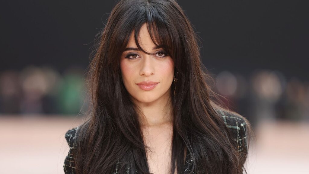 Camila Cabello sale en minidresas que abrazan figuras y botas hasta la rodilla en Los Ángeles