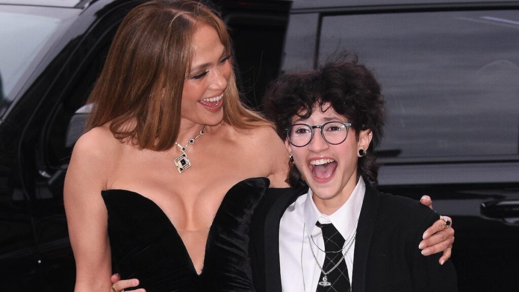 Jennifer López golpea el estudio de estilo deportivo con Emme Muñiz, su compañera más cercana a su lado