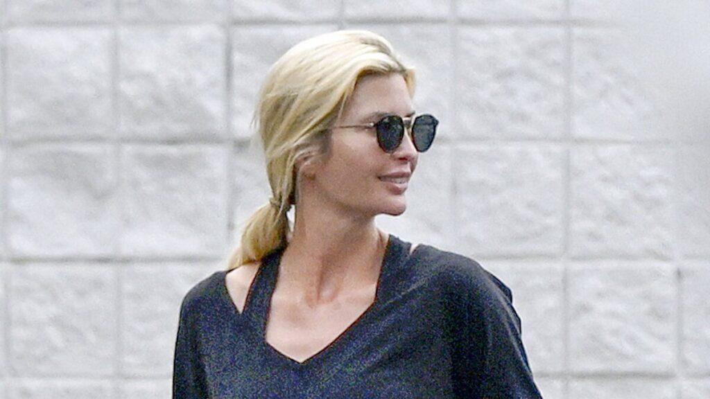Ivanka Trump sale en pantalones cortos deportivos para un viaje de compras con sus hijos