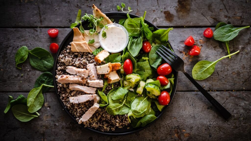 6 deliciosas ensaladas de alta proteína para el volumen sin la hinchazón