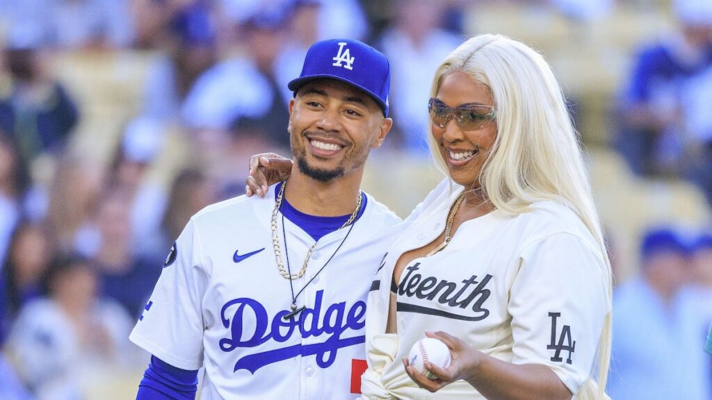 Lizzo lanza el primer lanzamiento en un juego de béisbol con tacones y un llavero Labubu