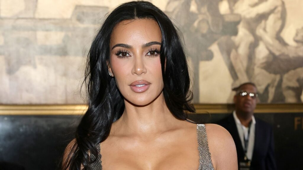 Kim Kardashian va al villano completo en su papel de película más grande hasta ahora: más detalles