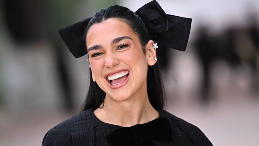 Dua Lipa Downs Pint of Guinness para celebrar espectáculos de estadio con entradas agotadas