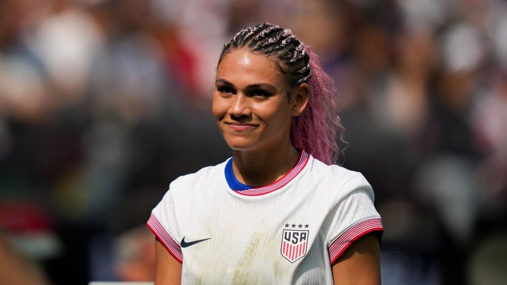 Dentro de la escapada romántica de París de Trinity Rodman con novio