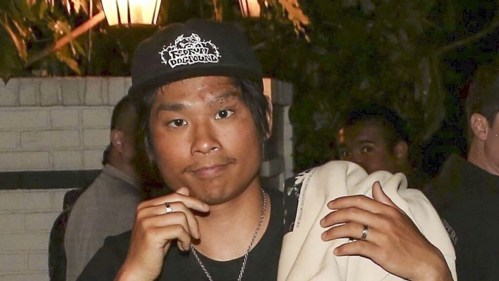 El hijo de Angelina Jolie, Pax, disfruta de una noche salvaje en un club de caballeros en Los Ángeles (video)