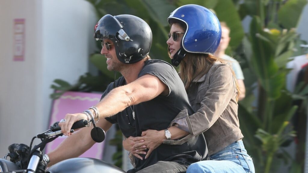 El momento de la motocicleta de Alessandra Ambrosio con Buck Palmer grita romance de verano