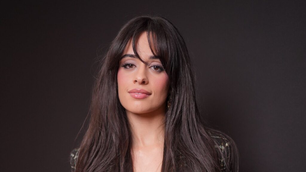 Camila Cabello hace alarde de su cuerpo de bikini en el romántico viaje de Ibiza con Henry Chalhoub