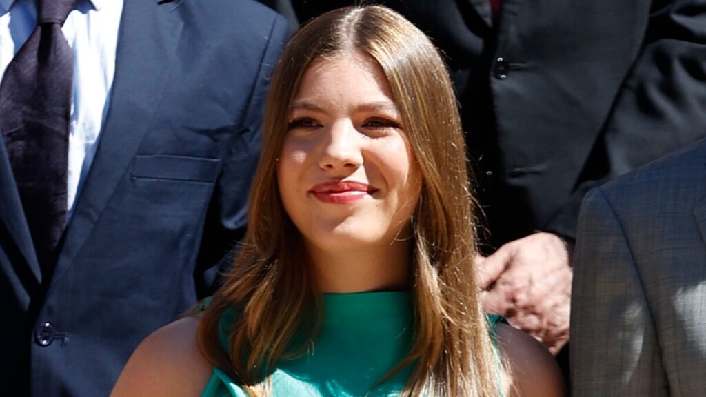 Infanta Sofía conoce a otros graduados recientes durante la aparición sorpresa