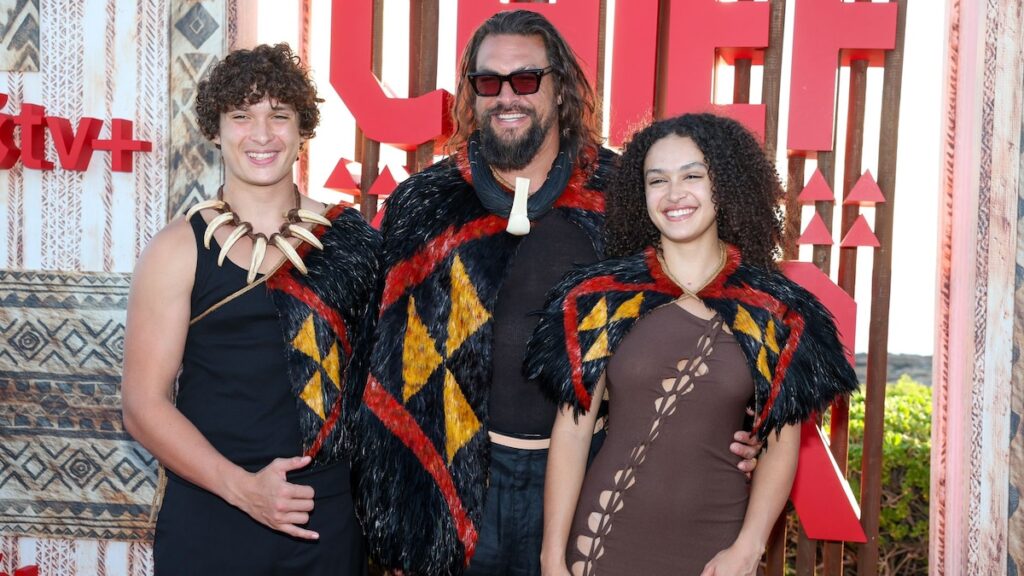 Jason Momoa lleva a sus hijos por el estreno de ‘Jefe de Guerra’