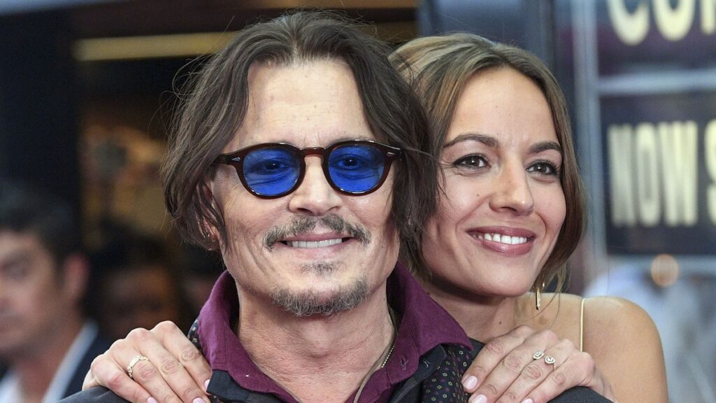 Johnny Depp besa a Antonia Desplat en el estreno de su nueva película