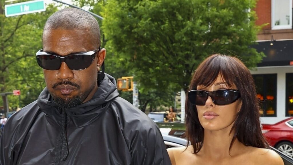 Bianca Censori se vuelve audaz en pequeños pantalones cortos en el viaje de compras de Tokio con Kanye West