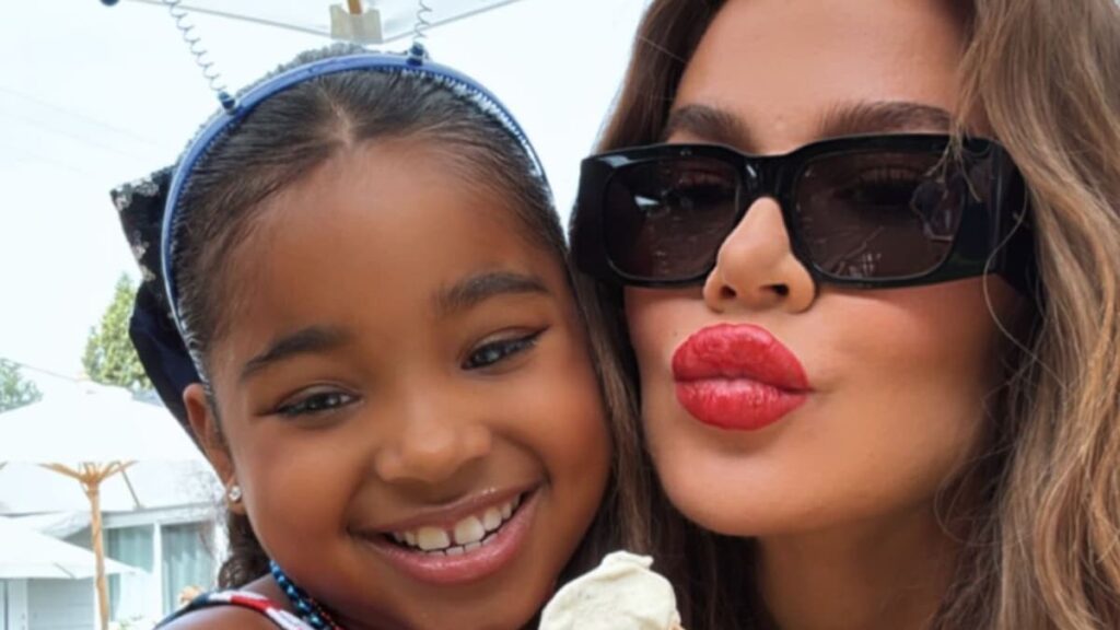 Khloé Kardashian y sus mini-Mes van al modo patriótico completo para su fiesta del 4 de julio