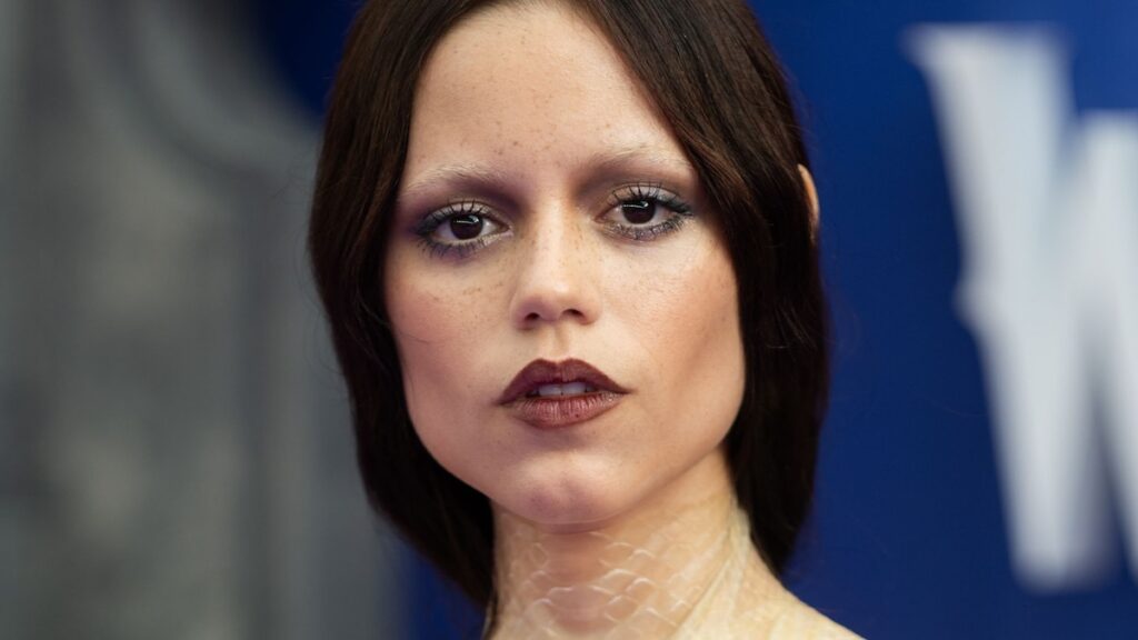 Jenna Ortega usa un vestido de látex transparente y un glamour gótico para el estreno de la temporada 2 del ‘miércoles’