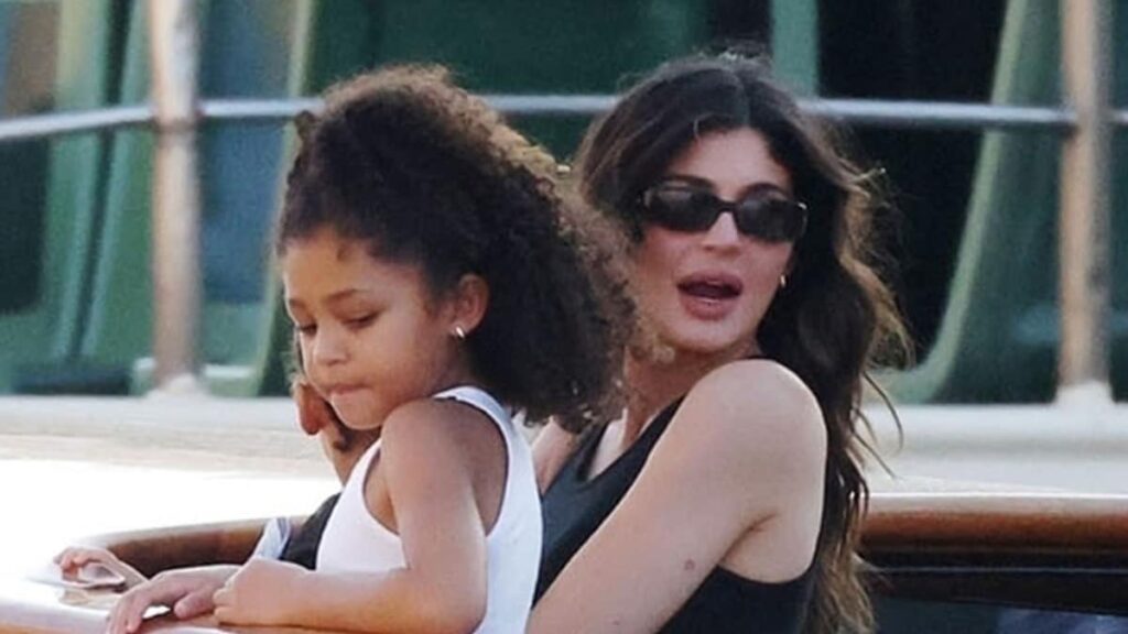 Kylie Jenner y su hija Stormi Twin en túnicas a juego durante el momento de yates dulces en lujosas vacaciones italianas