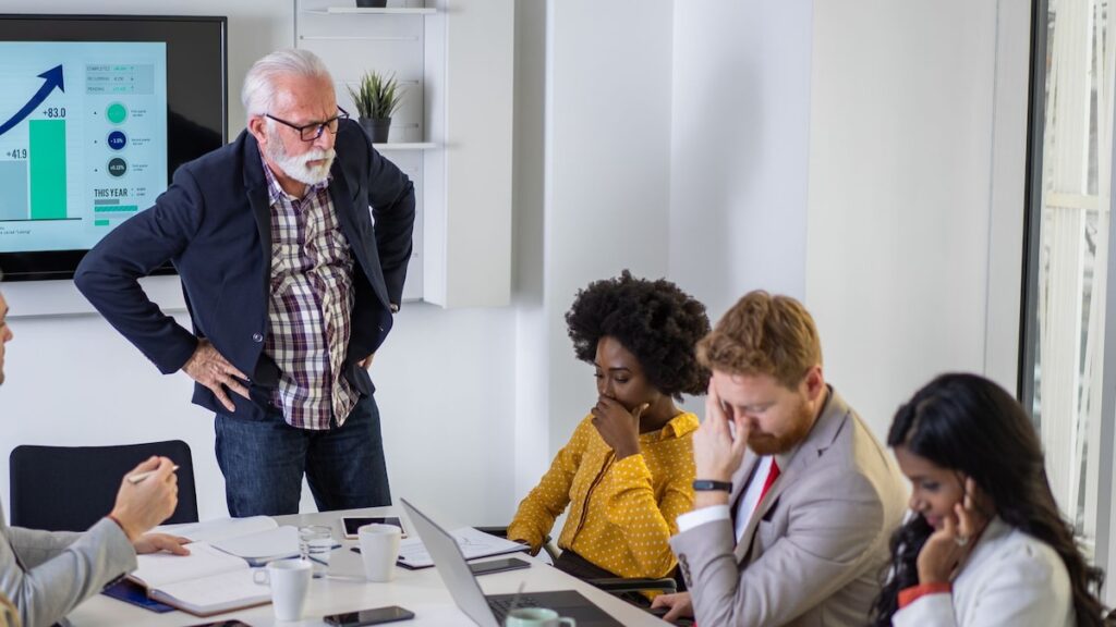 Frases de la era del baby boomer fuera del toque que necesitan retirarse (y qué decir en su lugar)