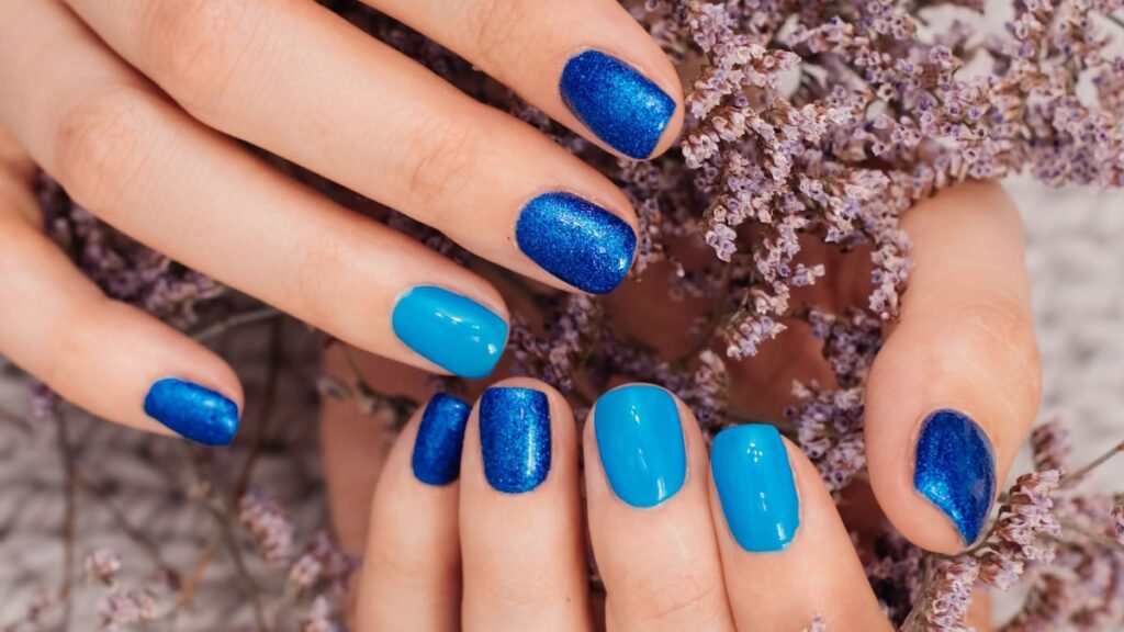 Ideas de manicura coloridas, brillantes y modernas