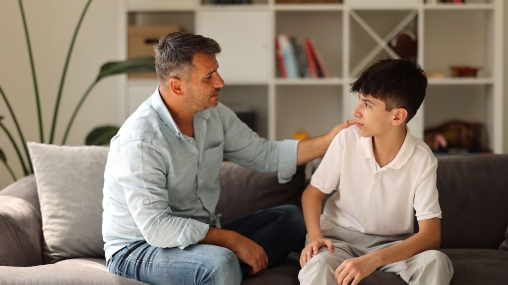 Cómo hablar con sus hijos sobre desastres naturales sin causar pánico, según un psicoterapeuta con licencia