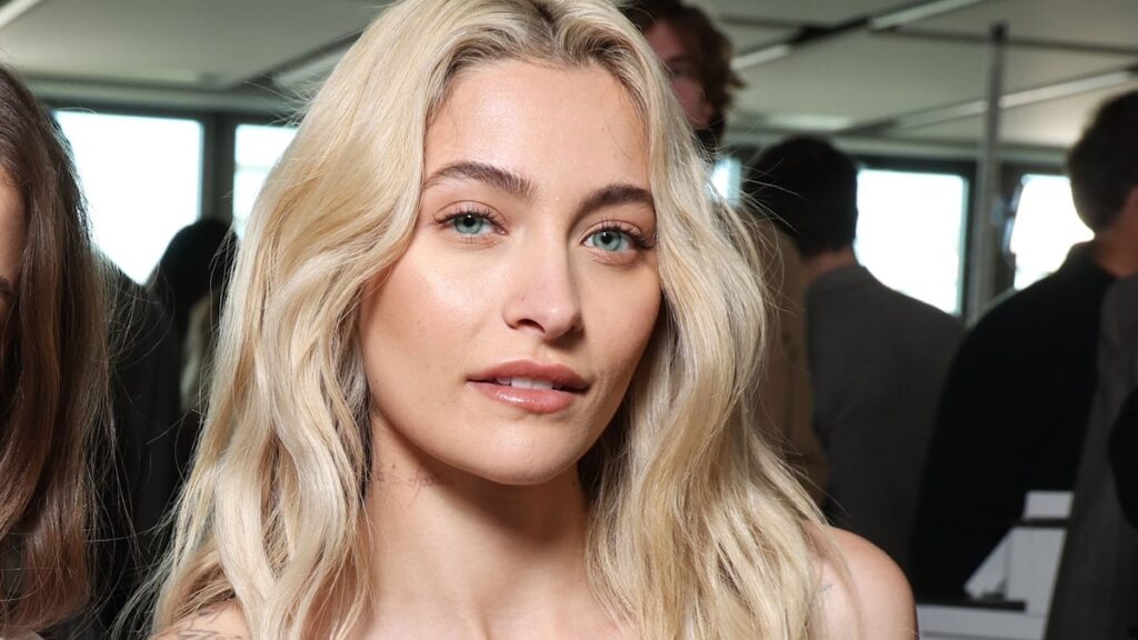 Paris Jackson nada en topless con prometido en un momento íntimo de verano en California