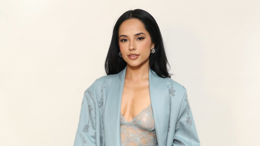 Becky G se ve irreconocible mientras modela en el desfile de modas de París de París de Willy Chavarria en París 2026