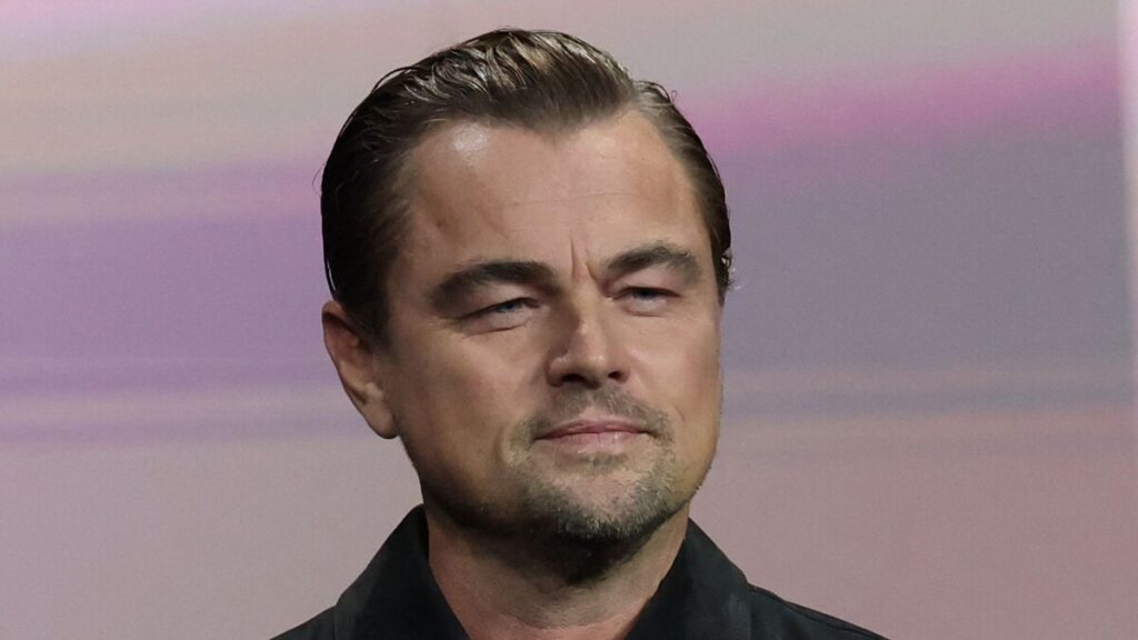 Leonardo DiCaprio, de 50 años, rockea un aparato ortopédico mientras está de vacaciones con Vittoria Ceretti, 27